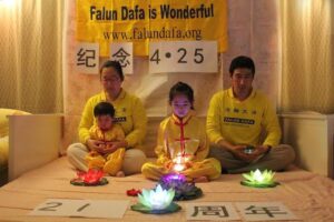 Rodzina uczestniczy w transmitowanym online czuwaniu przy świecach, aby upamiętnić prześladowania praktykujących Falun Gong w Chinach, 23.04.2020 r. (dzięki uprzejmości Tuidang Center)