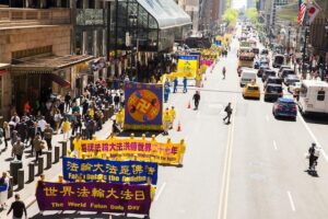 Ponad 10 000 praktykujących Falun Dafa z Europy, Azji, Ameryki Południowej, Afryki i Oceanii wzięło udział w paradzie z okazji Dnia Falun Dafa na Manhattanie w Nowym Jorku, 16.05.2019 r.<br/>(Ai Wen / The Epoch Times)
