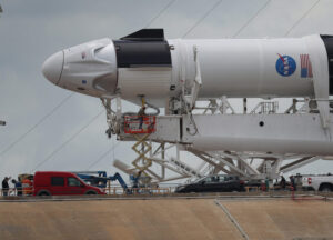 Pracownicy przygotowują rakietę SpaceX Falcon 9 ze statkiem kosmicznym Crew Dragon do startu z wyrzutni 39A, Kennedy Space Center, Cape Canaveral, Floryda, 26.05.2020 r.<br/>(Joe Raedle / Getty Images)