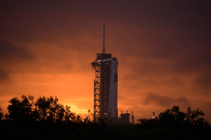Na zdjęciu udostępnionym przez NASA widać rakietę SpaceX Falcon 9 ze statkiem kosmicznym firmy Crew Dragon na wyrzutni startowej Launch Complex 39A podczas przygotowań do misji Demo-2, NASA Kennedy Space Center na Florydzie, 25.05.2020 r. (NASA/Bill Ingalls HANDOUT/PAP/EPA)