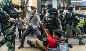 Zwolennicy demokracji walczą z policją podczas zatrzymań w trakcie wiecu w dzielnicy Causeway Bay w Hongkongu, 27.05.2020 r. (Anthony Kwan / Getty Images)