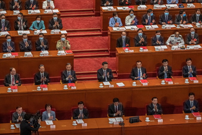 Chiński przywódca Xi Jinping (pośrodku), premier ChRL Li Keqiang (pośrodku, z prawej) oraz inni delegaci klaszczą po głosowaniu nad projektem uchwały dotyczącym ustawy o tzw. bezpieczeństwie narodowym w Hongkongu, który według ekspertów może zniszczyć autonomię tego regionu, ceremonia zamknięcia trzeciej sesji 13. Ogólnochińskiego Zgromadzenia Przedstawicieli Ludowych w Wielkiej Hali Ludowej w Pekinie, Chiny, 28.05.2020 r. (ROMAN PILIPEY/PAP/EPA)