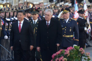 Chiński prezydent Xi Jinping (po lewej) i czeski prezydent Miloš Zeman dokonują przeglądu warty honorowej 29.03.2016 r. na Zamku Praskim w Pradze (Michal Cizek/AFP via Getty Images)