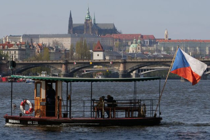 Prom rzeczny płynący po Wełtawie obsługuje linię łączącą obie strony miasta z jedną z wysp, Praga w Czechach, 11.04.2019 r. (Joe Klamar/AFP/Getty Images)