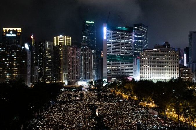 Hongkończycy biorą udział w czuwaniu przy świecach w 30. rocznicę masakry na placu Tiananmen w Pekinie w 1989 r., Victoria Park, Hongkong, 4.06.2019 r. (PHILIP FONG/AFP/Getty Images)