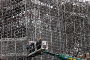 Operacja demontażu rusztowania została zaplanowana na całe lato. Na zdjęciu pracownicy przy rusztowaniu, katedra Notre Dame w Paryżu, 8.06.2020 r. (IAN LANGSDON/PAP/EPA)