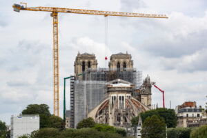 W Paryżu rozpoczęto demontaż rusztowania przy katedrze Notre Dame