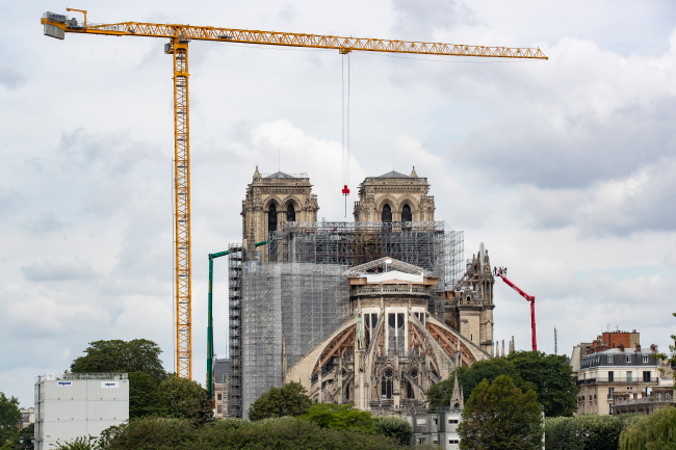 Dźwig przy katedrze Notre Dame w Paryżu, 8.06.2020 r. Pracownicy oficjalnie rozpoczynają usuwanie rusztowania na szczycie katedry, które zostało uszkodzone podczas pożaru 15.04.2019 r. (IAN LANGSDON/PAP/EPA)