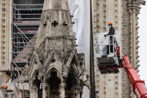 Prace na wysokości przy katedrze Notre Dame w Paryżu, 8.06.2020 r. (IAN LANGSDON/PAP/EPA)