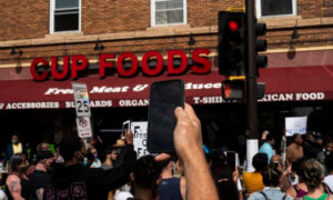 Protestujący zbierają się przed Cup Foods w Minneapolis, 26.05.2020 r.<br/>(Stephen Maturen / Getty Images)
