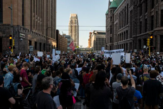 Protestujący maszerują ulicą w centrum Minneapolis, Minnesota, 28.05.2020 r. (Stephen Maturen / Getty Images)