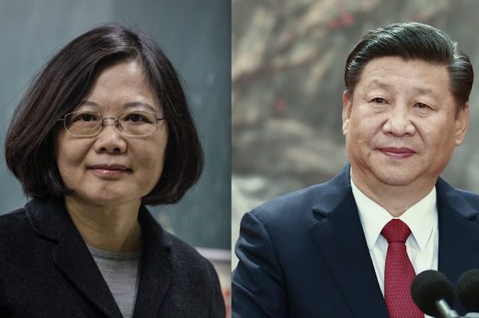 Ówczesna kandydatka na prezydenta z ramienia Demokratycznej Partii Postępowej Caj Ing-wen (po lewej) w Tajpej, Tajwan, 16.01.2016 r. (Ulet Ifansasti / Getty Images). Przewodniczący ChRL Xi Jinping w Pekinie,<br/>Chiny, 25.10.2017 r. (Lintao Zhang / Getty Images)