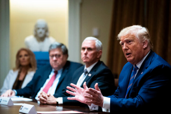 Prezydent USA Donald Trump przemawia podczas spotkania okrągłego stołu nt. „Walki o amerykańskich seniorów”, Pokój Gabinetowy w Białym Domu, Waszyngton, 15.06.2020 r. (Doug Mills-Pool / Getty Images)