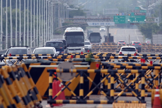 Samochody na Moście Zjednoczenia po tym, jak Korea Płn. wysadziła biuro łącznikowe w Kaesŏng, Paju w Korei Płd., 16.06.2020 r. (YONHAP/PAP/EPA)