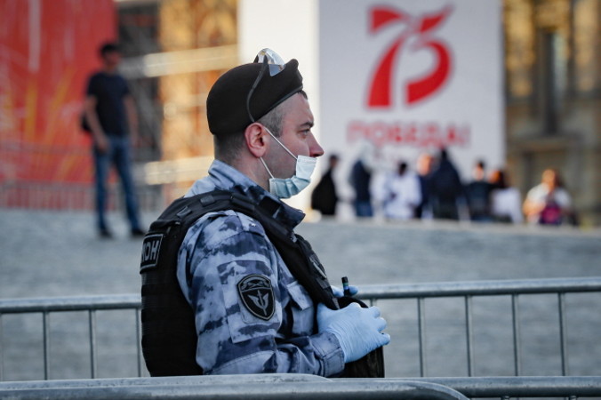 Oficer policji na Placu Czerwonym przygotowanym do wojskowej defilady w Moskwie, 14.06.2020 r.<br/>(YURI KOCHETKOV/PAP/EPA)