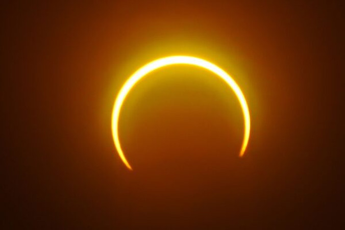 Księżyc porusza się przed tarczą słoneczną, tworząc „pierścień ognia” podczas zaćmienia Słońca. Zjawisko widziane z wyspy Balut w prowincji Saraggani, na południe od wyspy Mindanao, Filipiny, 26.12.2019 r.<br /> (Ferdinand Cabrera/AFP/Getty Images)