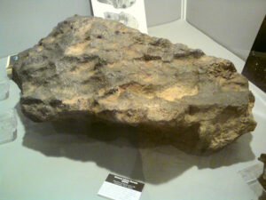 Meteoryt znaleziony w rezerwacie przyrody Meteoryt Morasko<br/>(Wikipek – praca własna / <a href="https://commons.wikimedia.org/w/index.php?curid=11323751">domena publiczna</a>)