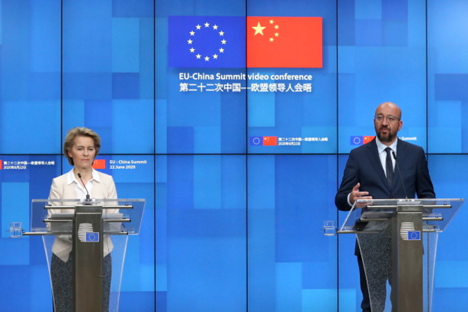 Przewodnicząca Komisji Europejskiej Ursula von der Leyen i przewodniczący Rady Europejskiej Charles Michel biorą udział w konferencji prasowej po wirtualnym szczycie z chińskim przywódcą Xi Jinpingiem w Brukseli, Belgia, 22.06.2020 r. (YVES HERMAN/POOL/PAP/EPA)