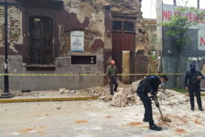 Władze usuwają gruz po trzęsieniu ziemi w Oaxaca w Meksyku, 23.06.2020 r.<br/>(Daniel Ricardez/PAP/EPA)