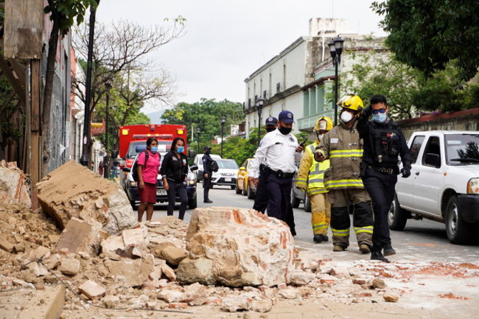 Policjanci i strażacy obserwują szkody spowodowane zawaloną ścianą ogrodzenia w Oaxaca, Meksyk, 23.06.2020 r. (Oscar Mendez/PAP/EPA)