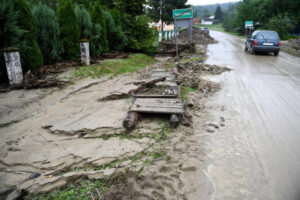 Zniszczenia po ulewnym deszczu w Tarnawce w gminie Dubiecko, 22.06.2020 r.<br/>(Darek Delmanowicz / PAP)