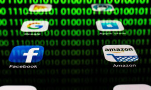 Aplikacje Google’a, Amazona, Facebooka, Apple’a odbijające kod binarny wyświetlany na ekranie tabletu, Paryż, 20.04.2018 r. (Lionel Bonaventure/AFP/Getty Images)