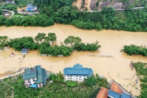 Pola i budynki zalane przez powódź w Rongan, prowincja Guangxi, południowy region Chin, 10.06.2020 r. (STR/AFP via Getty Images)