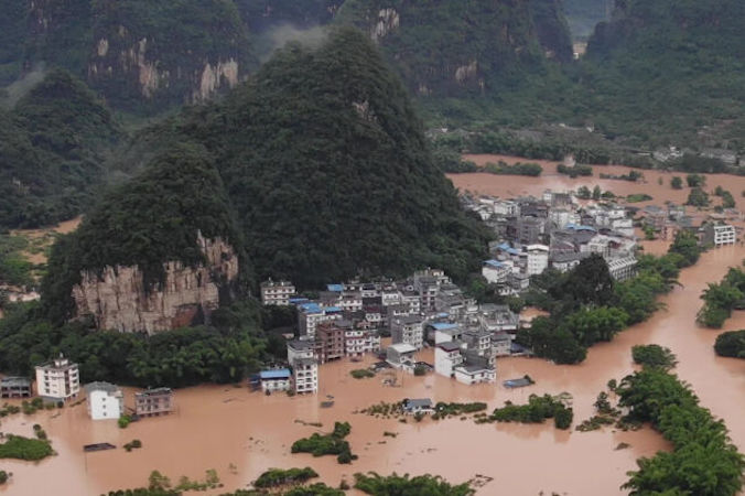 Ulice i budynki w Yangshuo zostały zalane przez powódź, prowincja Guangxi, południowy region Chin, 7.06.2020 r. (STR/AFP/Getty Images)
