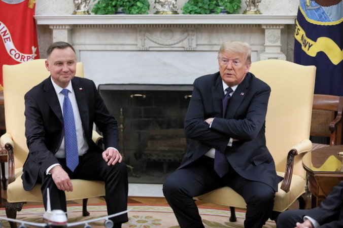 Prezydent Andrzej Duda oraz prezydent Stanów Zjednoczonych Donald Trump podczas rozmowy w Gabinecie Owalnym Białego Domu w Waszyngtonie, 24.06.2020 r. (Leszek Szymański / PAP)