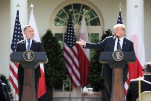 Prezydent RP Andrzej Duda oraz prezydent Stanów Zjednoczonych Donald Trump podczas wspólnej konferencji prasowej w Ogrodzie Różanym Białego Domu w Waszyngtonie, 24.06.2020 r.<br/>(Leszek Szymański / PAP)