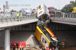 Miejsce wypadku autobusu miejskiego w Warszawie, 25.06.2020 r. (Paweł Supernak / PAP)