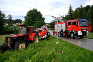 Akcja wyciągania wozu strażackiego, który został zepchnięty przez wezbrane wody w Widaczowie, 26.06.2020 r. (Darek Delmanowicz / PAP)