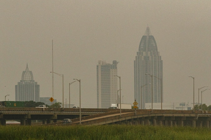 Chmura pyłu znad Sahary utrudniająca widoczność, Mobile w stanie Alabama, USA, 26.06.2020 r.<br/>(DAN ANDERSON/PAP/EPA)