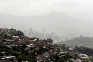 Chmura pyłu znad Sahary widziana w Tegucigalpa, stolicy Hondurasu, 26.06.2020 r.<br/>(Gustavo Amador/PAP/EPA)