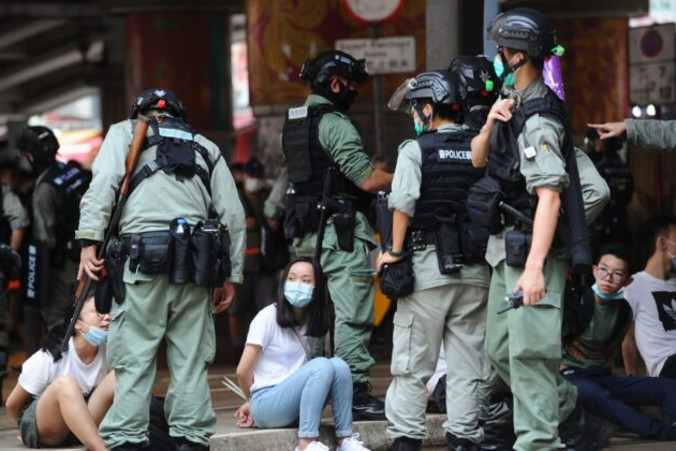 Dwie protestujące aresztowane przez policję w Causeway Bay, Hongkong, 1.07.2020 r.<br/>(Song Bilung/The Epoch Times)