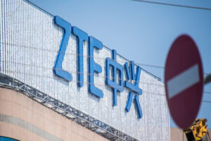 Logo ZTE na biurowcu w Szanghaju, 3.05.2018 r. (Johannes Eisele/AFP/Getty Images)