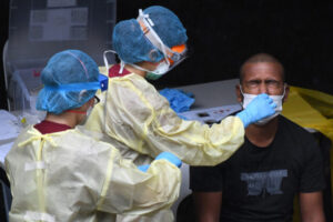 Pracownik służby zdrowia pobiera próbkę wymazu z nosa do testu na COVID-19 w Singapurze, 27.04.2020 r. (Roslan Rahman/AFP/Getty Images)