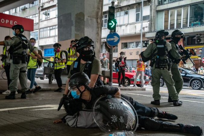 Mężczyzna aresztowany przez policję podczas demonstracji przeciwko nowej ustawie o bezpieczeństwie narodowym, Hongkong, 1.07.2020 r. (Anthony Kwan / Getty Images)