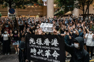 Demonstranci biorą udział w proteście przeciwko nowej ustawie o bezpieczeństwie narodowym, Hongkong, 1.07.2020 r. (Anthony Kwan / Getty Images)