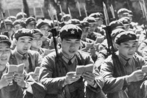 Chińscy czerwonogwardziści czytają „Cytaty z przewodniczącego Mao”, tzw. małą czerwoną książeczkę, przed rozpoczęciem dnia, ok. 1970 r. (Keystone / Getty Images)
