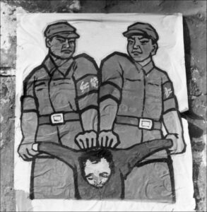 Plakat wiszący na murze pod koniec 1966 r. na jednej z ulic w Pekinie pokazywał, jak radzić sobie z tak zwanymi „wrogami ludu” podczas Wielkiej Proletariackiej Rewolucji Kulturalnej<br/>(JEAN VINCENT/AFP/Getty Images)