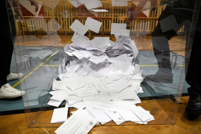 Liczenie głosów w lokalu Obwodowej Komisji Wyborczej nr 18 w Przemyślu, 12.07.2020 r. Zakończyło się głosowanie w II turze wyborów prezydenckich (Darek Delmanowicz / PAP)