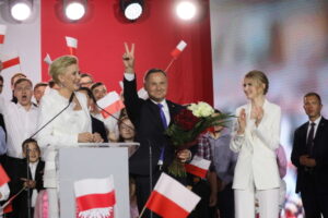 Ubiegający się o reelekcję prezydent Andrzej Duda wraz z małżonką Agatą Kornhauser-Dudą (po lewej) i córką Kingą (po prawej) podczas wieczoru wyborczego w Pułtusku, 12.07.2020 r.<br/>(Leszek Szymański / PAP)