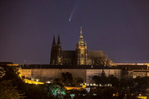 Kometa NEOWISE lub C/2020 F3 obserwowana nad Zamkiem Praskim z katedrą św. Wita w Pradze, Czechy, 13.07.2020 r. (MARTIN DIVISEK/PAP/EPA)