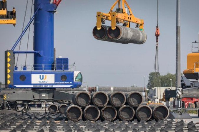 Dźwig przesuwa rury Nord Stream 2 w porcie Mukran w pobliżu Sassnitz w Niemczech, 5.06.2019 r.<br /> (Axel Schmidt / Getty Images)