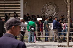 Obywatele Chin czekają w kolejce do złożenia wniosków wizowych w ambasadzie USA w Pekinie, 27.04.2012 r. (Ed Jones/AFP/GettyImages)