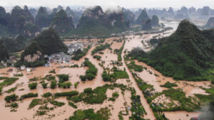 Zatopione ulice i budynki po ulewnym deszczu spowodowały powódź w Yangshuo w regionie Guangxi na południu Chin, 7.06.2020 r. (STR/AFP via Getty Images)