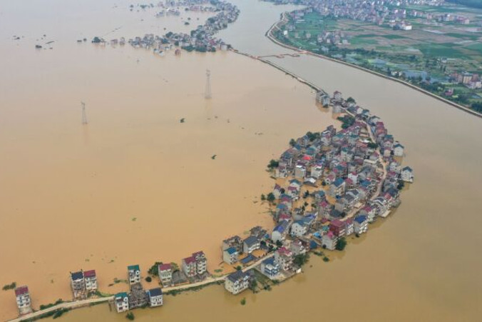 Zatopione ulice i zalane budynki po przerwaniu tamy na skutek powodzi, Jiujiang, Chiny, 13.07.2020 r.<br /> (STR/AFP via Getty Images)