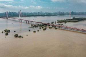 Powodzie, lawiny błotne, trzęsienia ziemi – z czym teraz zmagają się Chiny