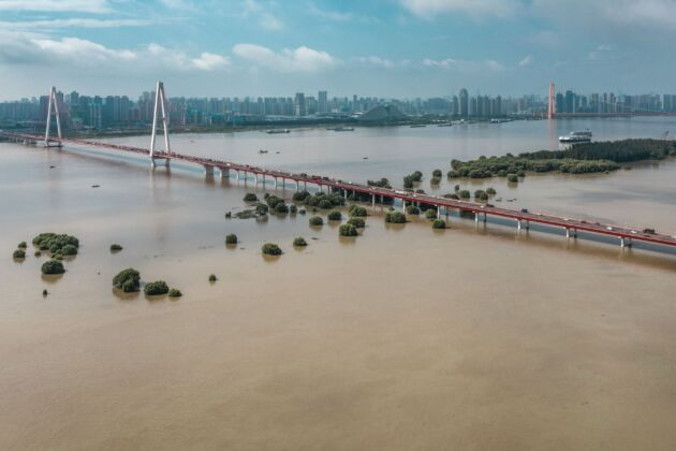Ulice zalane przez fale powodziowe wezbranej rzeki Jangcy, Wuhan, Chiny, 8.07.2020 r. (STR/AFP via Getty Images)